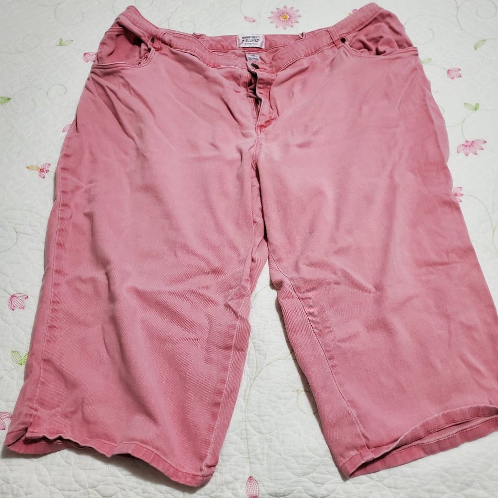 Woman's plus size 32W pink capri jeans